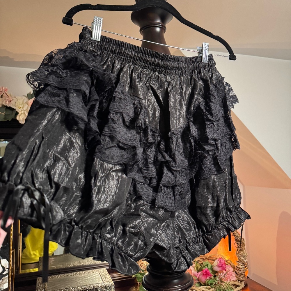 Dark In Love Ruffle shorts medium - Picture 5 of 6